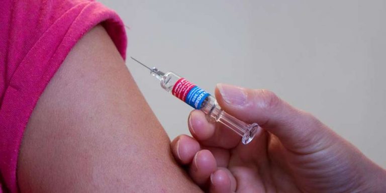 Coronavirus: Falso vaccino per mostrarlo alle telecamere