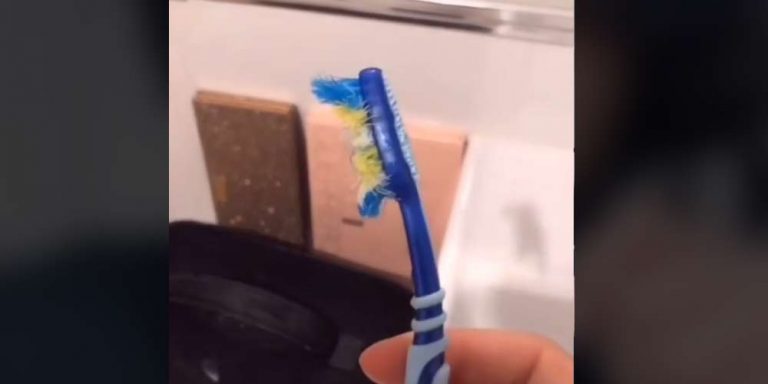 Dentista sui social per spiegare come si pulisce lo spazzolino