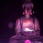 Enorme statua di Buddha viene fuori dai grattacieli cinesi