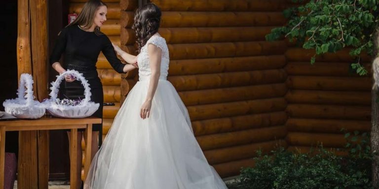 Lo sposo non accetta l’abito bianco della sua futura moglie