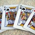 Donna crea mazzo di carte senza Re