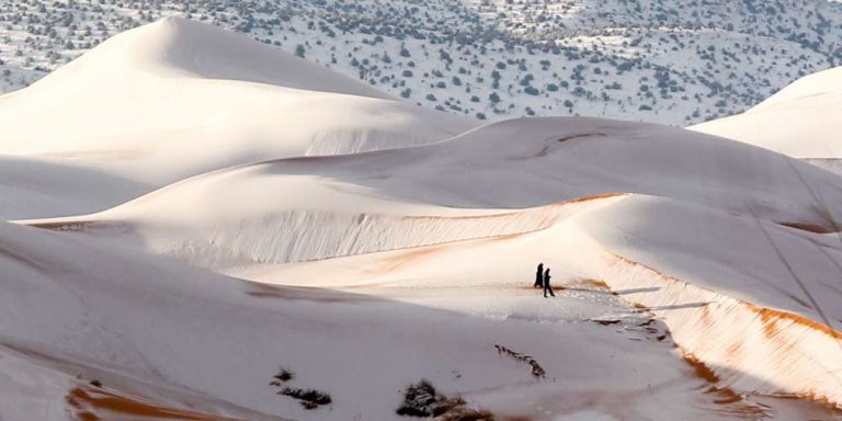 Il clima cambia, neve tra le dune del Sahara