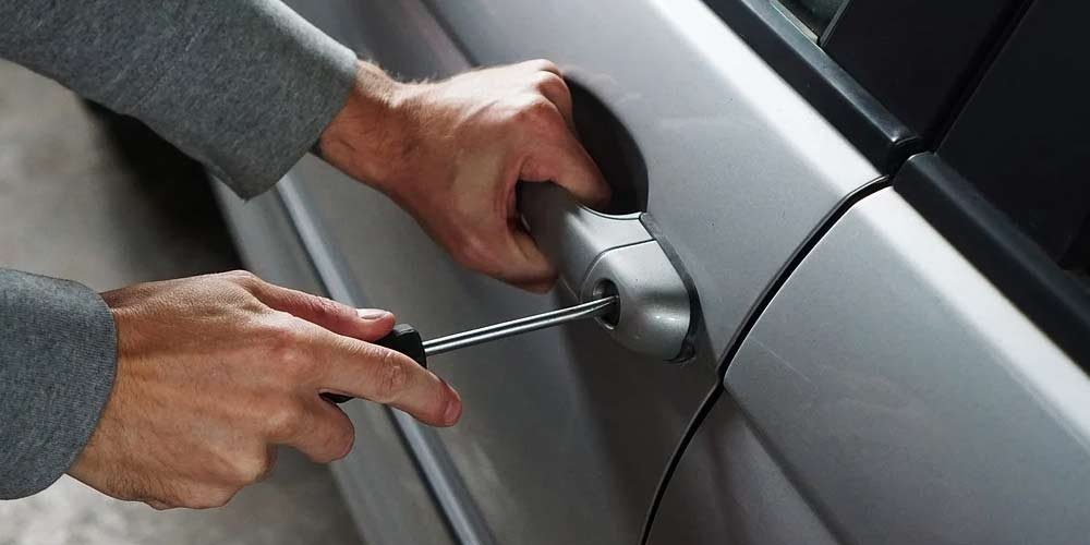 Ladro restituisce auto e rimprovera la proprietaria