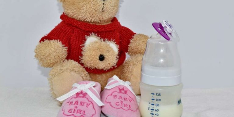 Mamma rivela: Segreto anti età, siringhe di latte materno