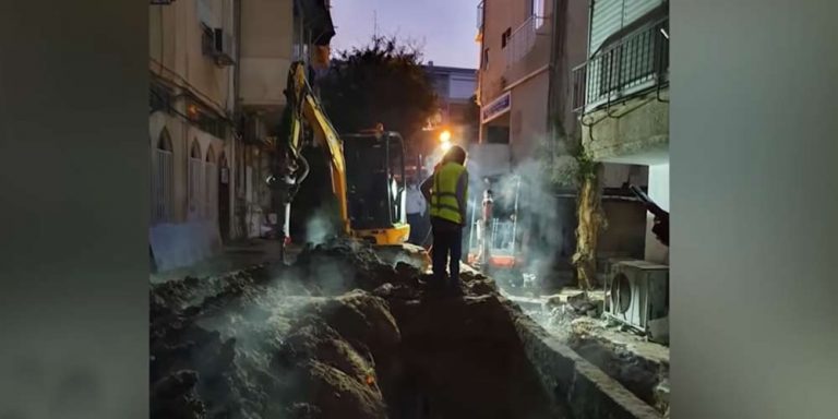Una strana fonte di energia scioglie la strada a Tel Aviv