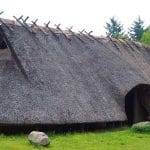 Villaggio eta del ferro vengono ritrovati oggetti in plastica