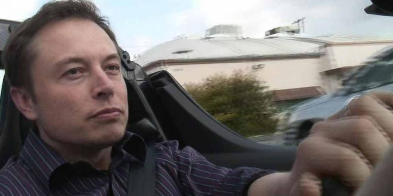 Elon Musk risponde ad un tweet: Sono un alieno