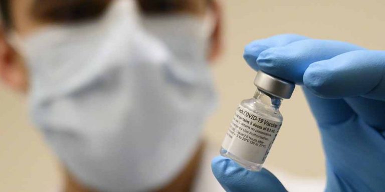 Vaccino Covid: Coppie preferiscono aspettare per possibile infertilità