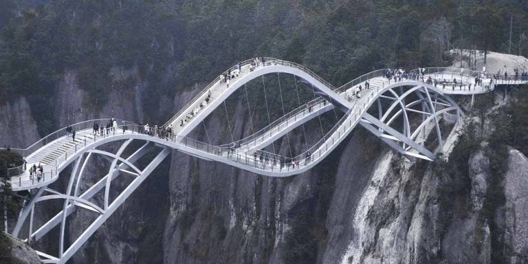 Cina: Apre il ponte di vetro curvo di 140 metri, spettacolare