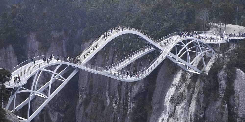 Apre il ponte di vetro curvo di 140 metri spettacolare