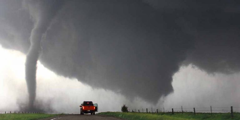 Il meteorologo scopre in diretta la sua casa devastata dal tornado