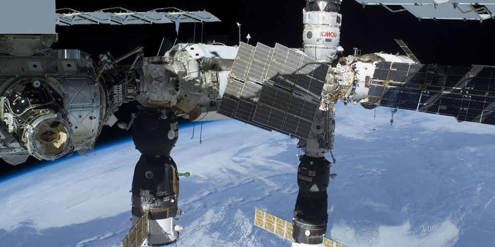 La stazione spaziale filma uno strano oggetto alle sue spalle