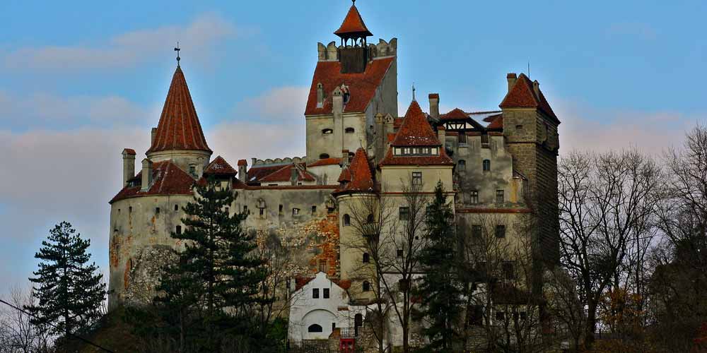 Il Castello di Dracula somministra vaccini covid per i turisti
