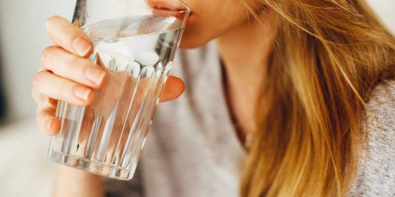 Anche bere troppa acqua può far male all’organismo