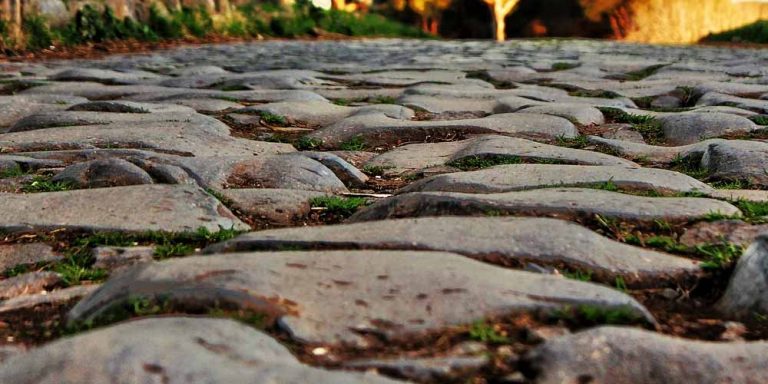 Un’antica strada di pietra emerge dalle acque del pacifico