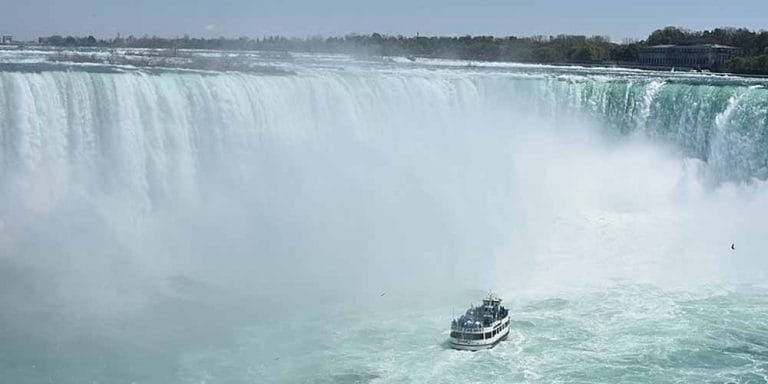 C’è qualcosa di strano sotto le cascate del Niagara