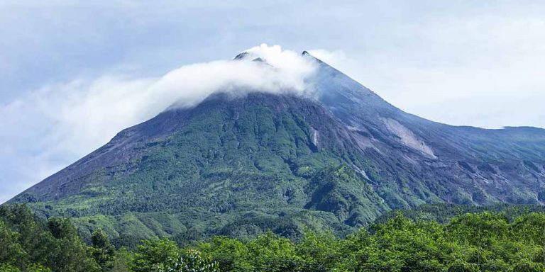 Incredibile oggetto entra nel vulcano del Monte Merapi