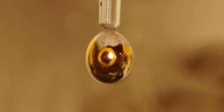 Gli scienziati creano acqua fatta di metallo dorato
