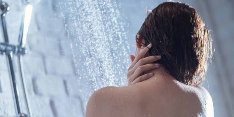 Una doccia al giorno? Ecco i pericoli per la pelle