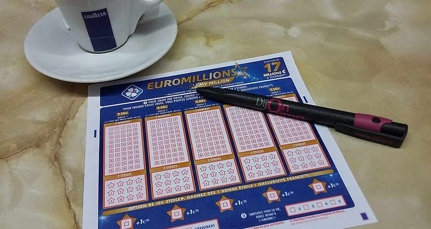 Una voce gli dice di comprare un biglietto della lotteria e vince