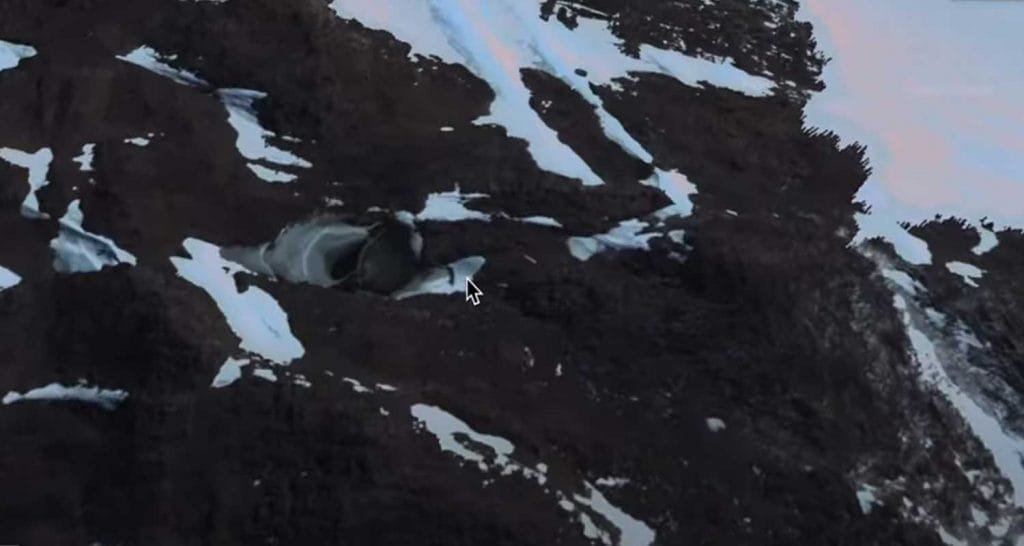 Strana cupola con un ingresso in Antartide