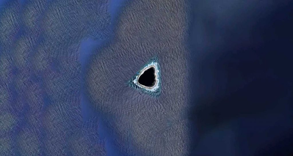 una strana isola oscurata da Google Maps