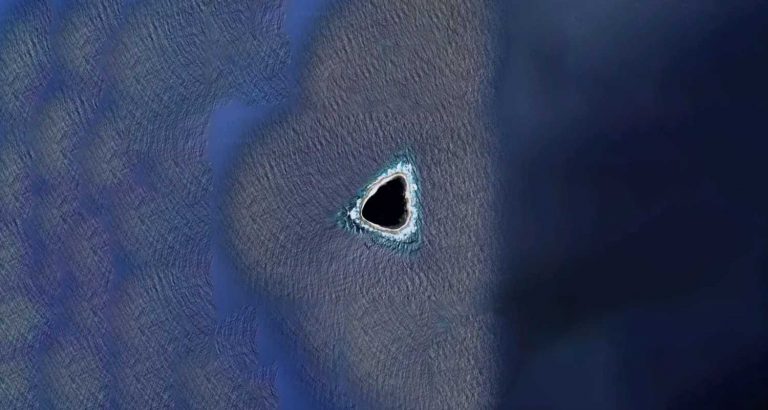 C’è una strana isola oscurata da Google Maps