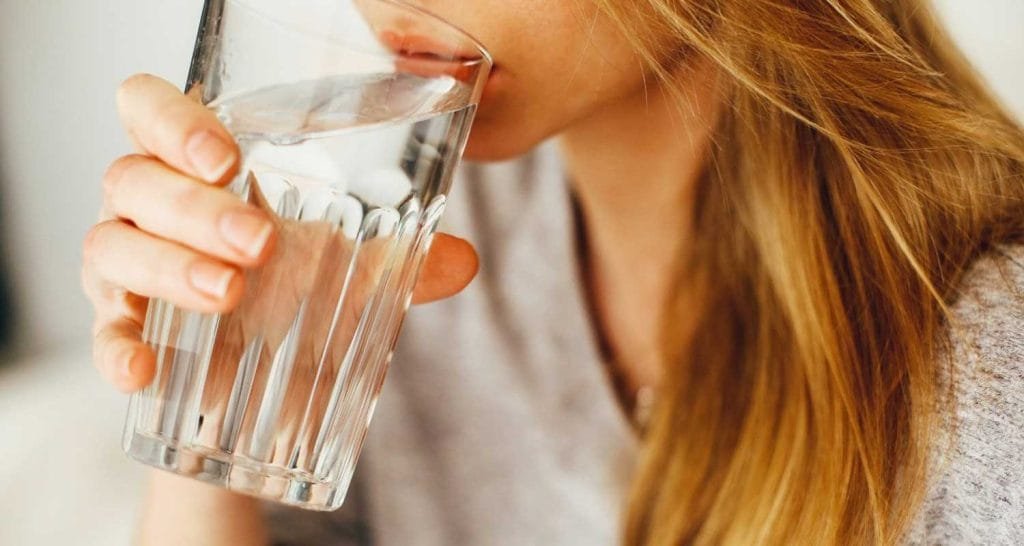 Bere molta acqua fa bene ma attenzione ad alcuni segnali