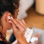 Convinto di prendere un antidolorifico ma ha ingoiato gli auricolari