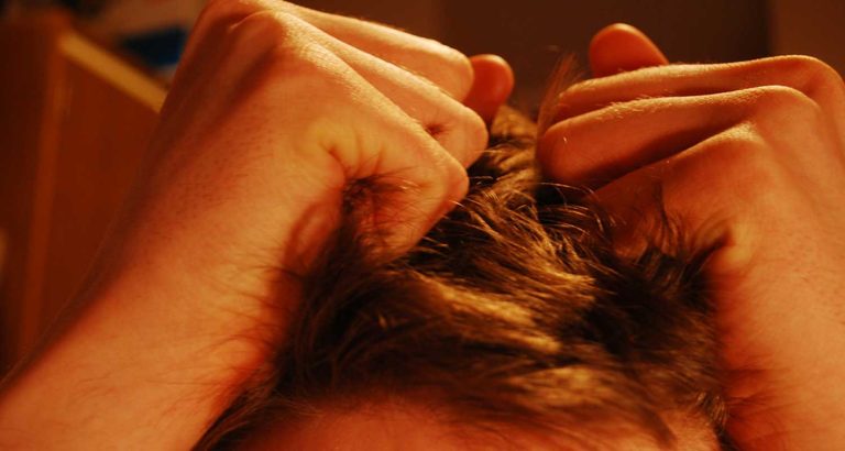 Tricotillomania, attenzione all’ossessione di strapparsi i capelli