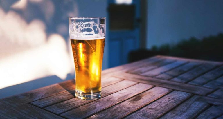 Bere troppa birra può causare danni cerebrali