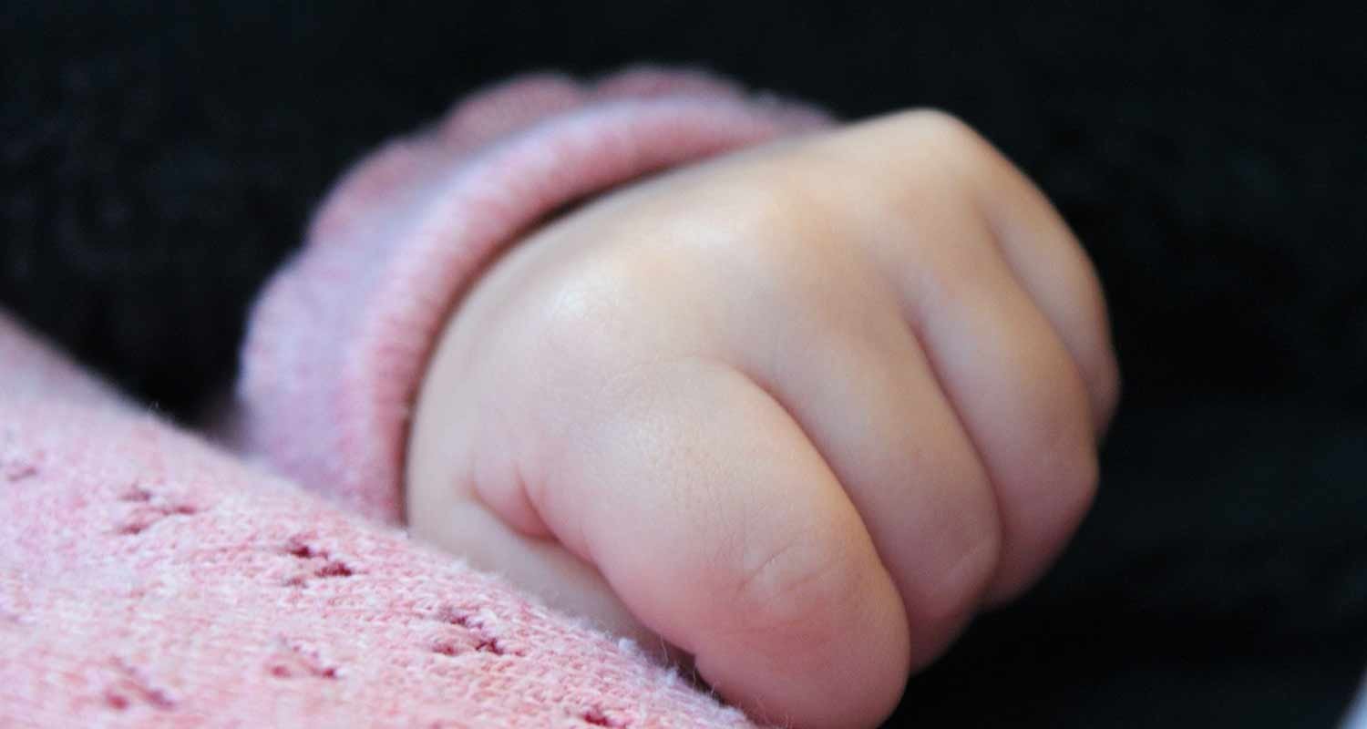 Il video scioccante la donna partorisce e getta il bambino nel cassonetto