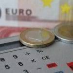 Entrano alle poste con un morto per riscuotere la sua pensione