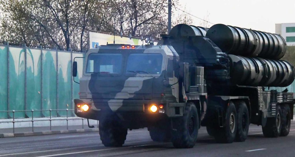 Agricoltori ucraini rubano un missile russo con un trattore
