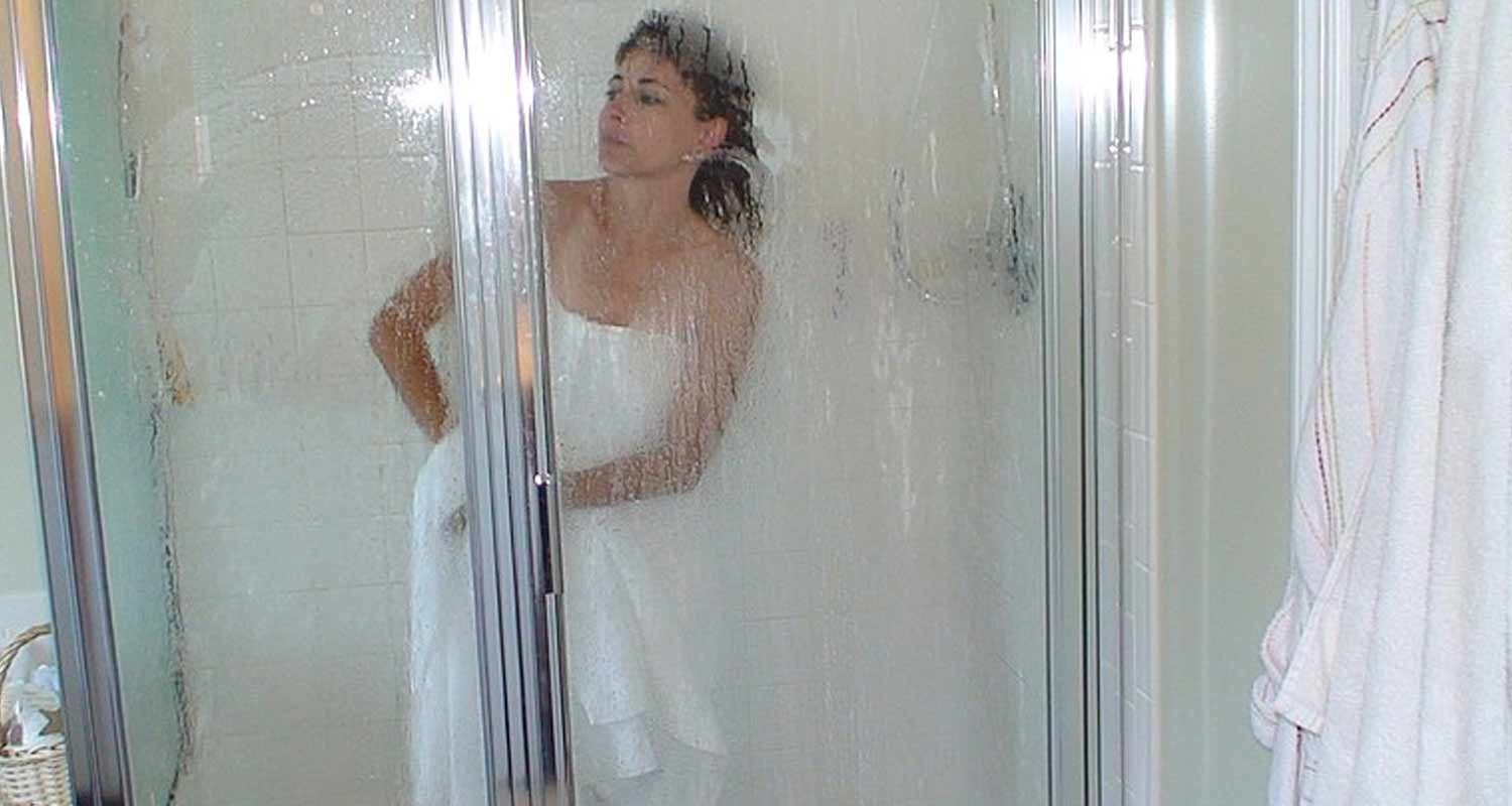 Le scorregge sono molto piu puzzolenti sotto la doccia
