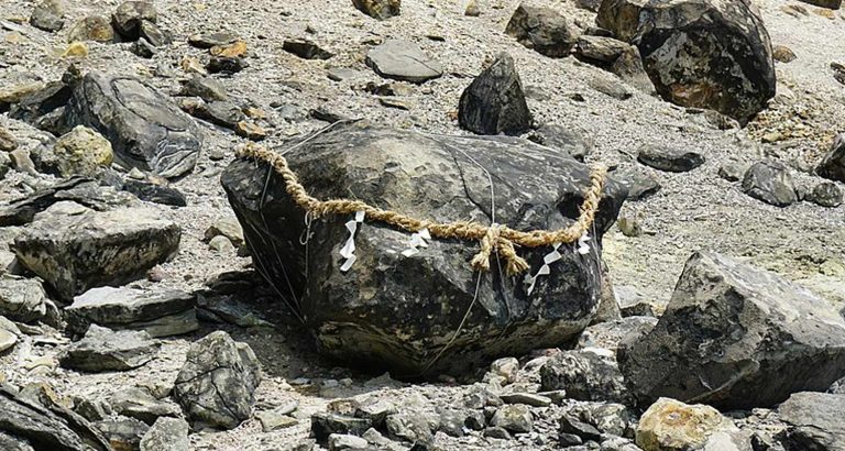 L’antica pietra della morte si rompe in Giappone, ecco perchè queste sventure?