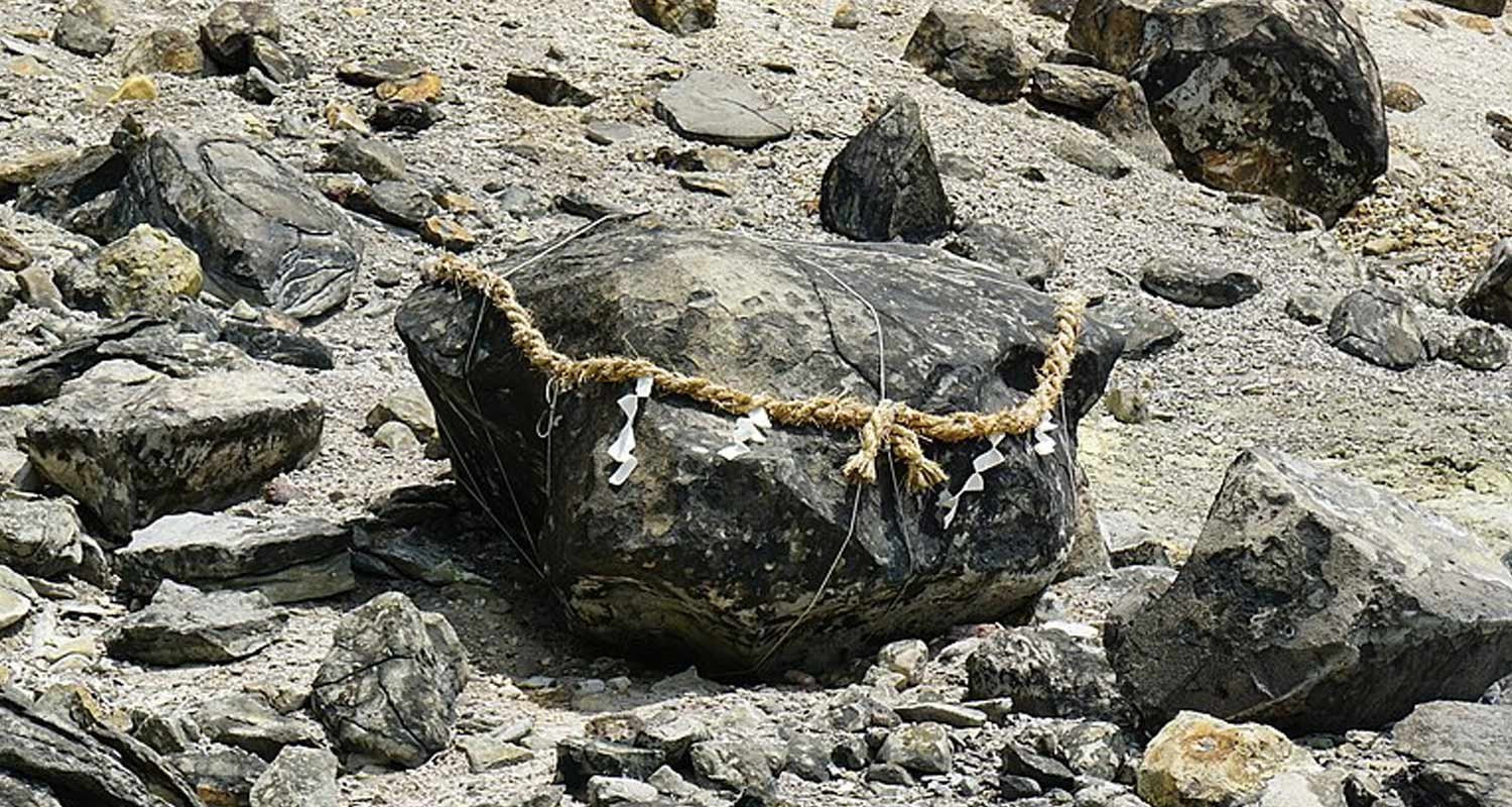 antica pietra della morte si rompe in Giappone