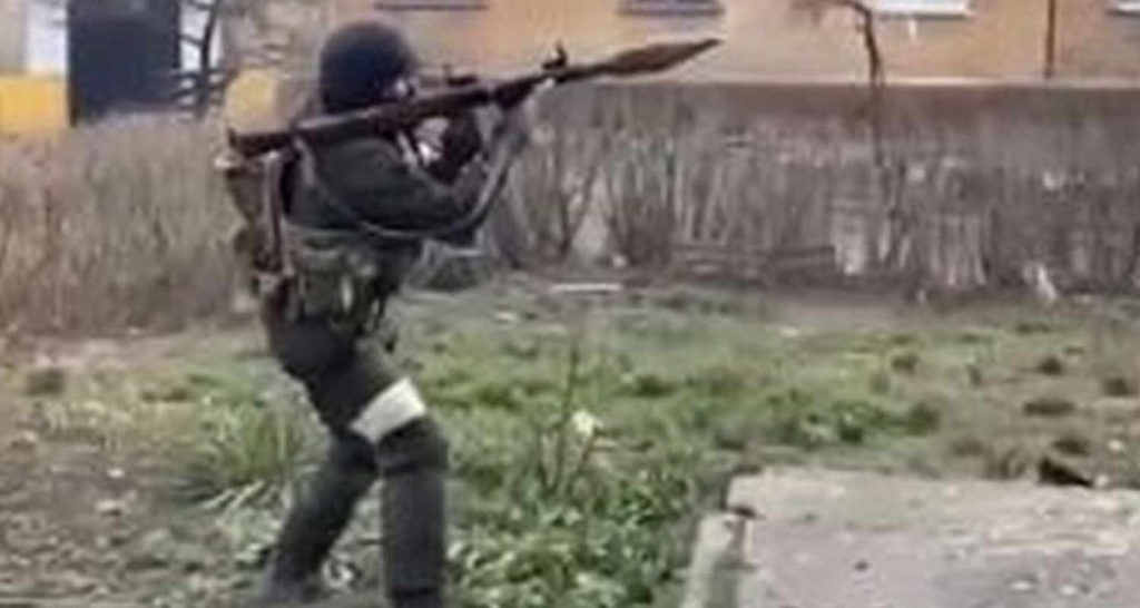 Soldati russi scoperti a sparare a caso per fare video virali