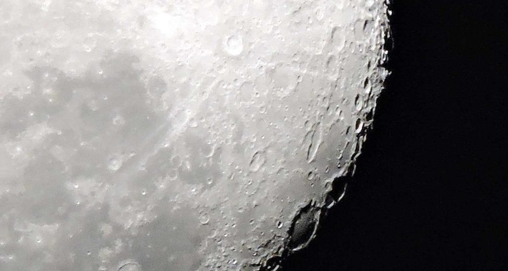 Sotto un cratere della luna ce una struttura