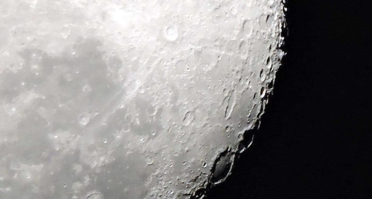 Sotto un cratere della luna c’è una struttura