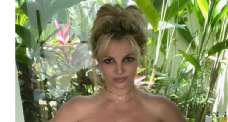 Cosa è successo a Britney Spears che continua a pubblicare foto in cui è nuda