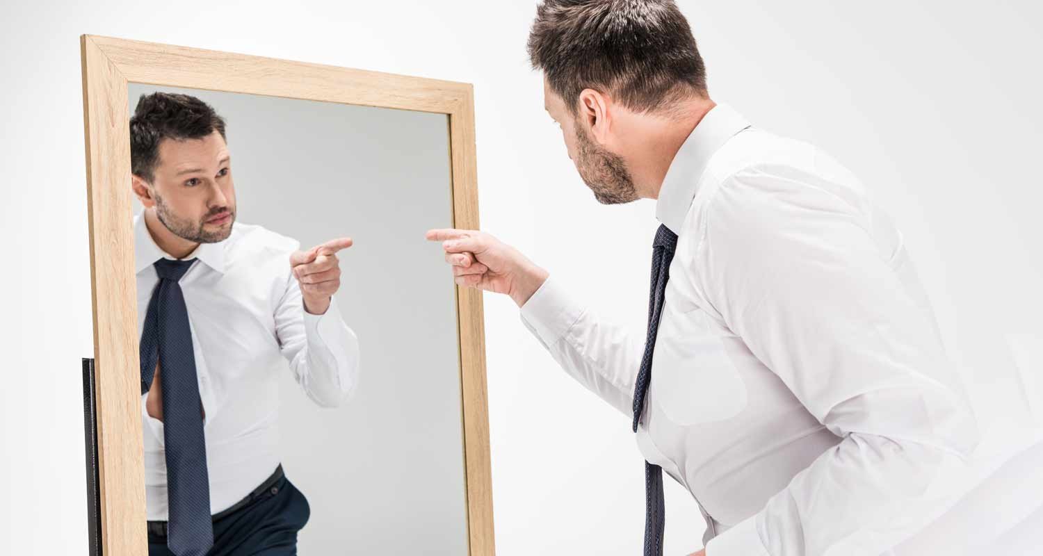 Guardare la propria faccia allo specchio ogni giorno fa bene