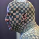 Oltre 800 tatuaggi sul corpo adesso starnutisce inchiostro