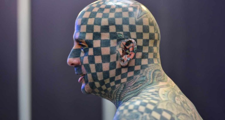 Oltre 800 tatuaggi sul corpo, adesso starnutisce inchiostro