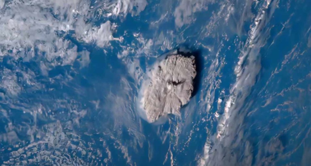 Tonga Vulcano eruzione ha colpito lo spazio