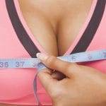 Cacciata da un volo di linea per il seno troppo grosso