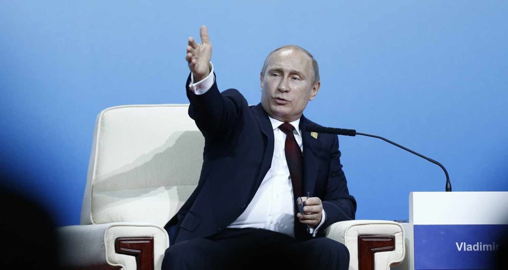 Dal G7 i leader scherzano Putin si fa fotografare sempre a torso nudo