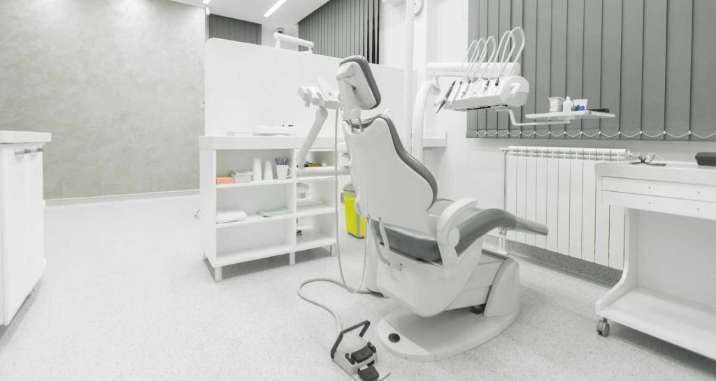 Dentista si rifiuta di curare i pazienti grassi perche rompono la sedia