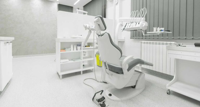 Dentista si rifiuta di curare i pazienti grassi perchè rompono la sedia