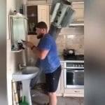 Ucraino si fa la barba ma un missile nella sua cucina